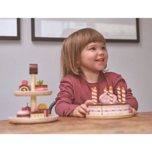 Czekoladowy tort urodzinowy ze świeczkami - Tender Leaf Toys