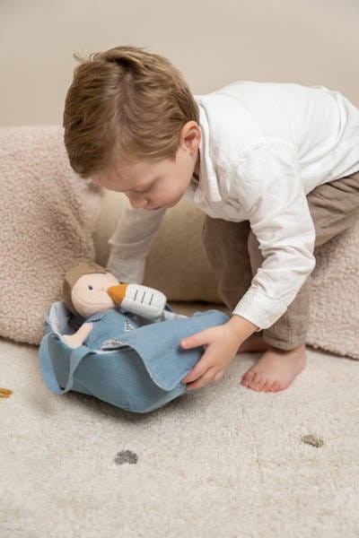 Lalka dzidziuś w nosidełku z akcesoriami Baby Jim Little Dutch