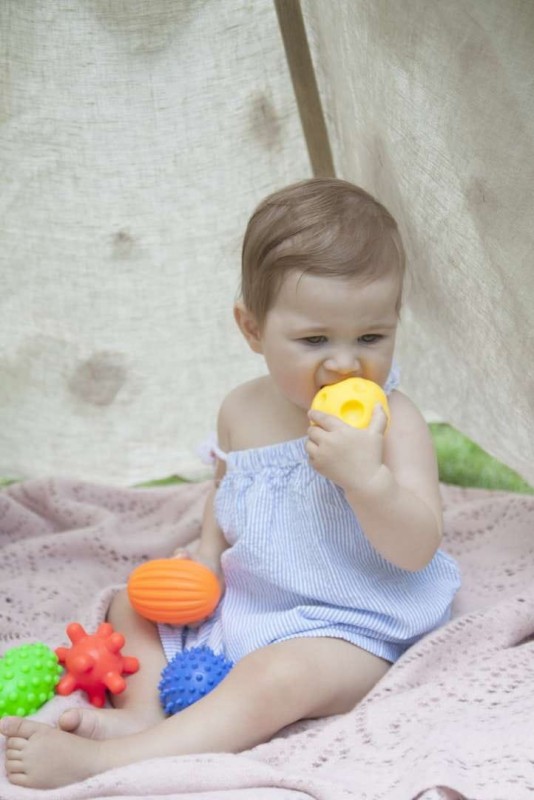 Rubberky piłeczka Sensoryczna z dziurkami Mom's Care