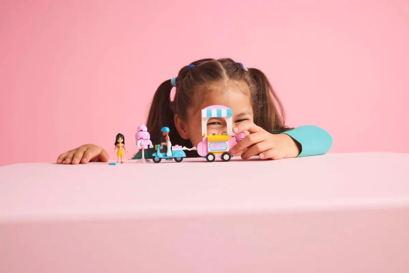 Lego Friends 42643 Stoisko z watą cukrową i skuter