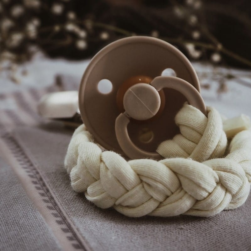 Bawełniana Zawieszka do Smoczka Warkocz Vanilia - Hi Little One