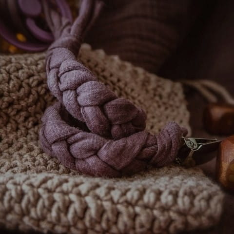 Bawełniana Zawieszka do Smoczka Warkocz Heather - Hi Little One