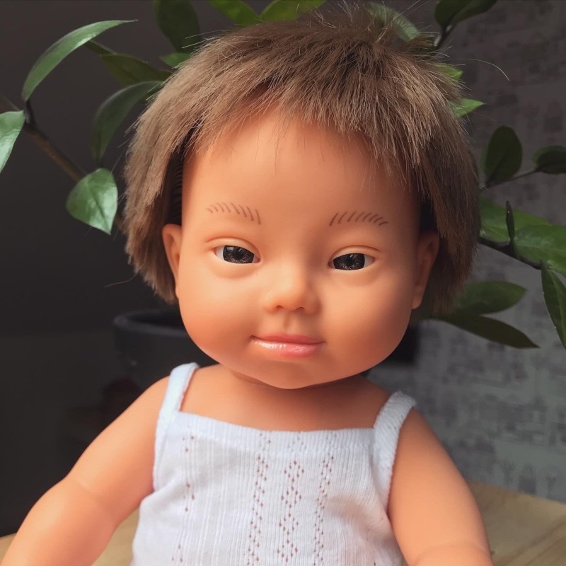 Pachnąca Lalka Chłopiec Europejczyk 38cm z Zespołem Downa - Miniland Doll
