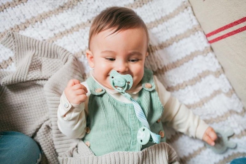 Klips do smoczka z tasiemką Królik miętowy Hygge - Suavinex