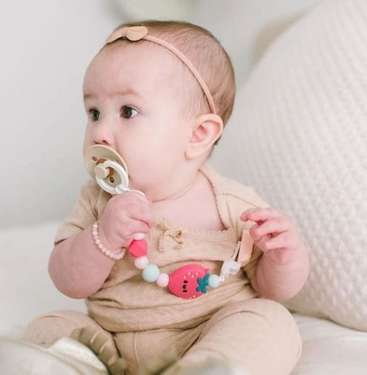 Zawieszka do smoczka Darling Truskawka - loulou LOLLIPOP