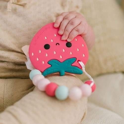 Gryzak silikonowy z zawieszką Truskawka - loulou LOLLIPOP