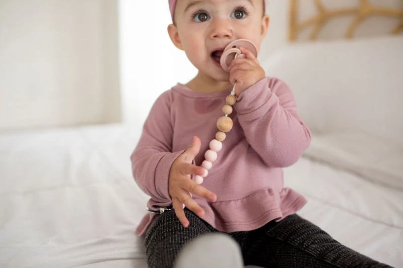 Klips koralikowa zawieszka do smoczka Color Block Delicate Pink - LouLou Lollipop