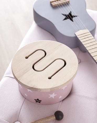 Drewniany bębenek róż Drum mini - Kid’s Concept