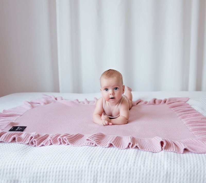 Całoroczny Kocyk z Falbanką 90x110 cm Różowy - Lullalove