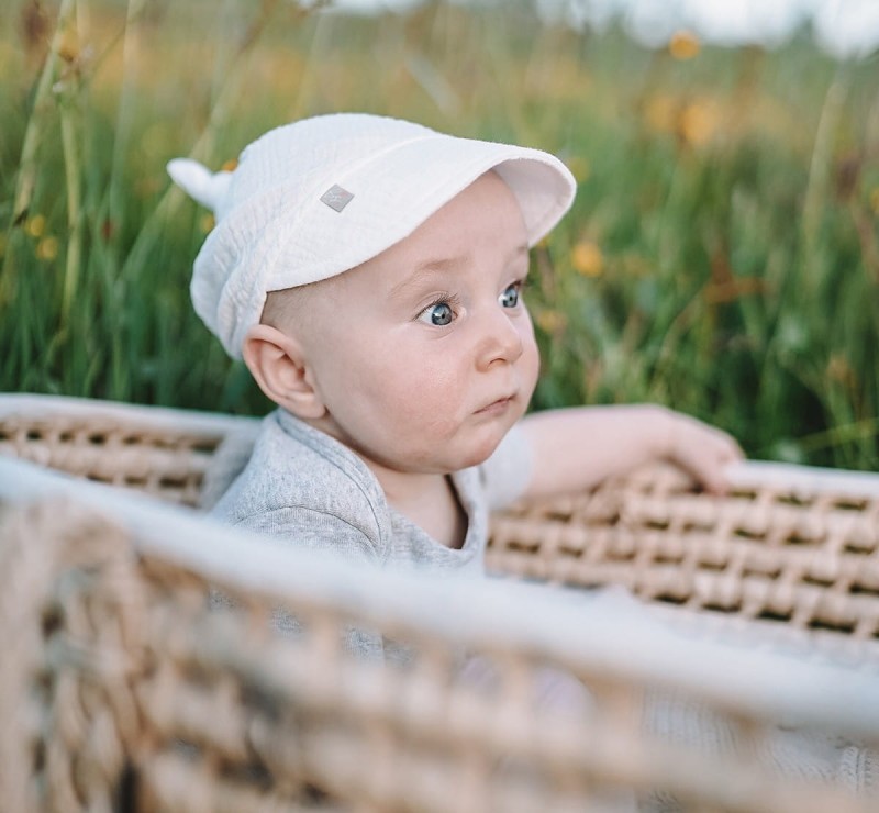 Muślinowa Chustka Supełkowa z Daszkiem Biała - BabySteps