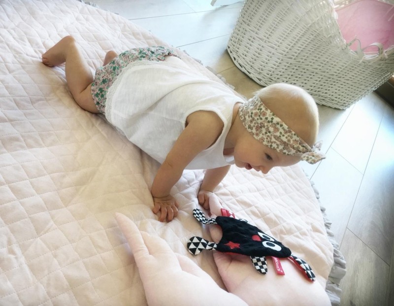 Szeleścik Kontrastowy z Metkami  - Mom's Care