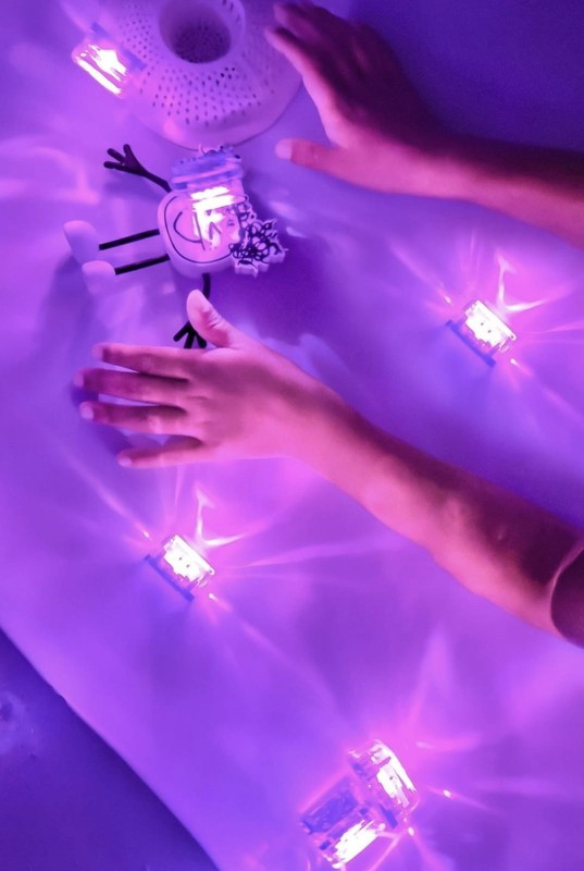 Glo Pals Ludzik LED świecący w Wodzie Fioletowy + 2 Kostki Sensoryczne