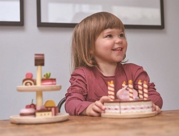 Czekoladowy tort urodzinowy ze świeczkami - Tender Leaf Toys