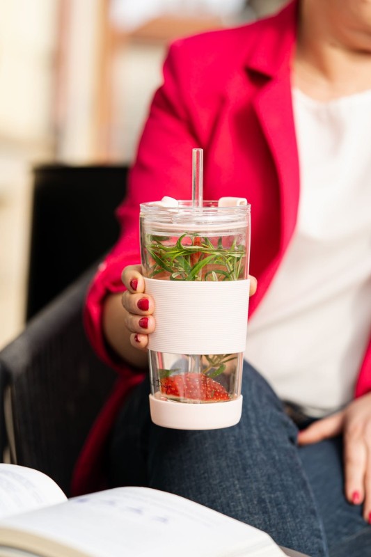 Szklany kubek termiczny ze słomką 600 ml różowy Fuori Vialla Design