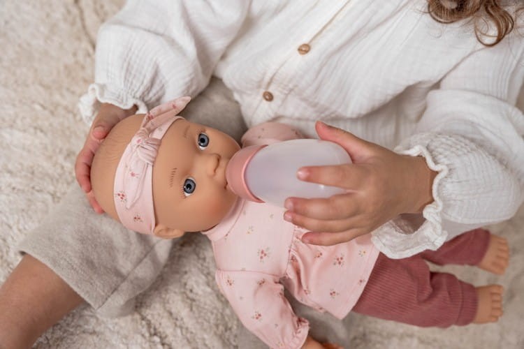 Lalka ze smoczkiem i butelką Lily Little Dutch