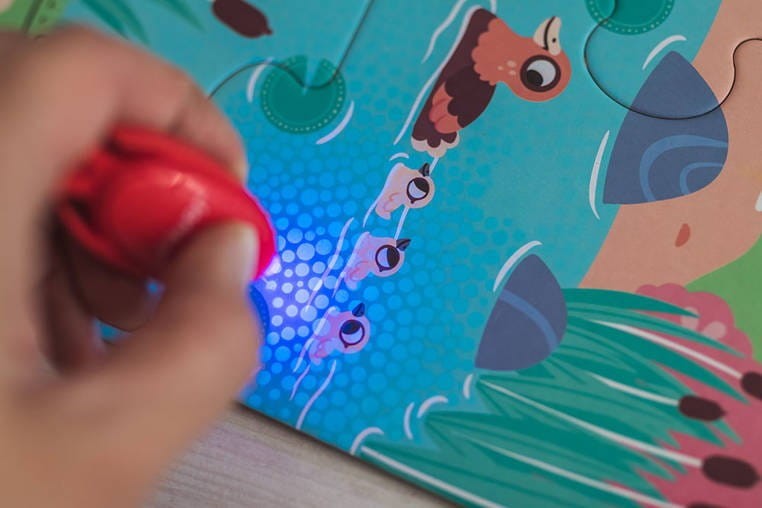 Świecące puzzle z mini lampką UV Las 24 el. - Janod