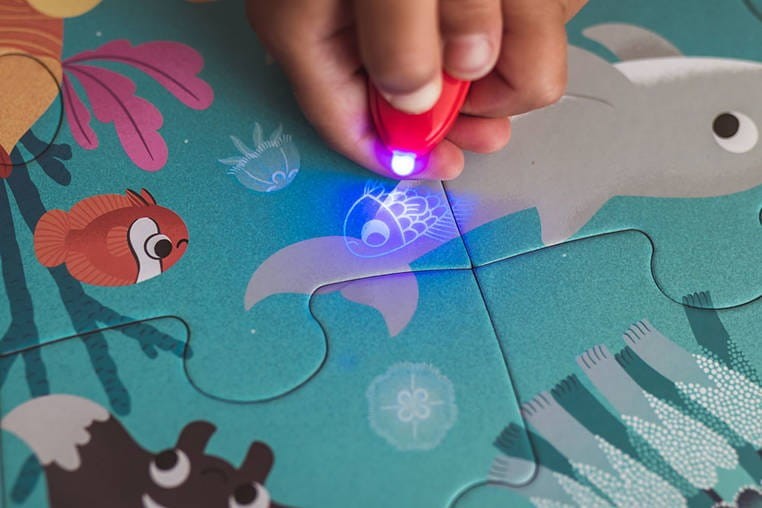 Świecące puzzle z mini lampką UV Ocean 24 el. - Janod