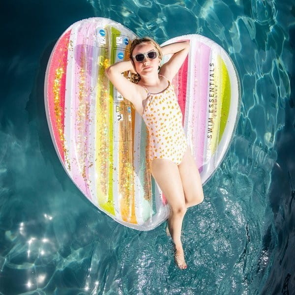 Materac w Kształcie Serca Tęcza - The Swim Essentials