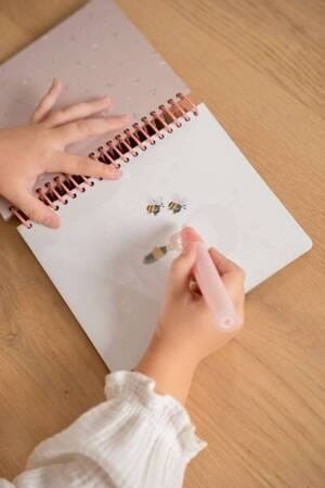 Kolorowanka Wodna Rosa w Ogrodzie - Little Dutch