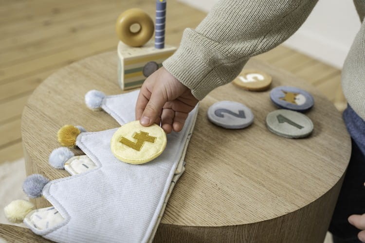 Błękitna korona urodzinowa z cyferkami na rzep Little Dutch