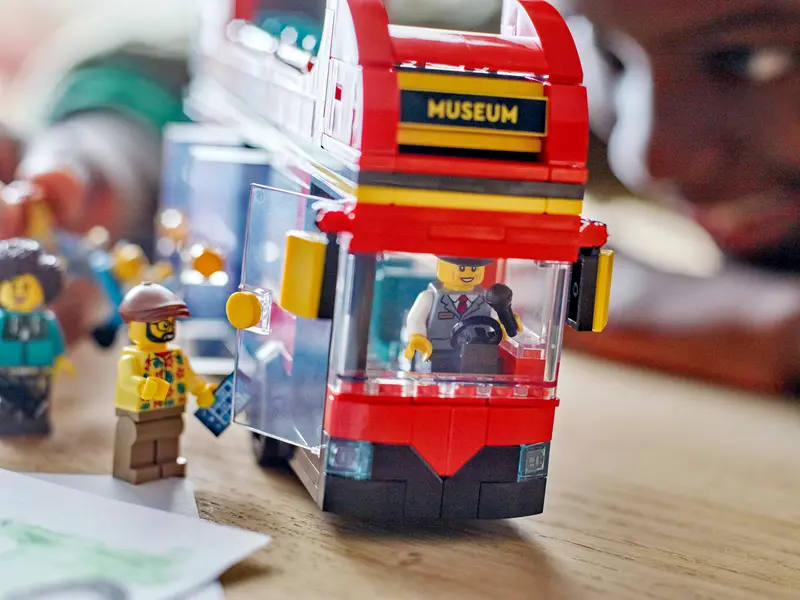 Czerwony, piętrowy autokar Lego 60407