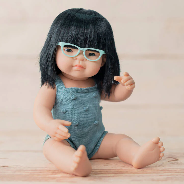 Lalka z okularami dziewczynka Azjatka 38cm pachnąca Miniland Doll