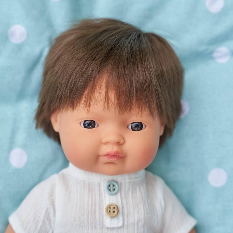 Pachnąca Lalka Chłopiec Europejczyk 38cm brązowe włosy - Miniland Doll