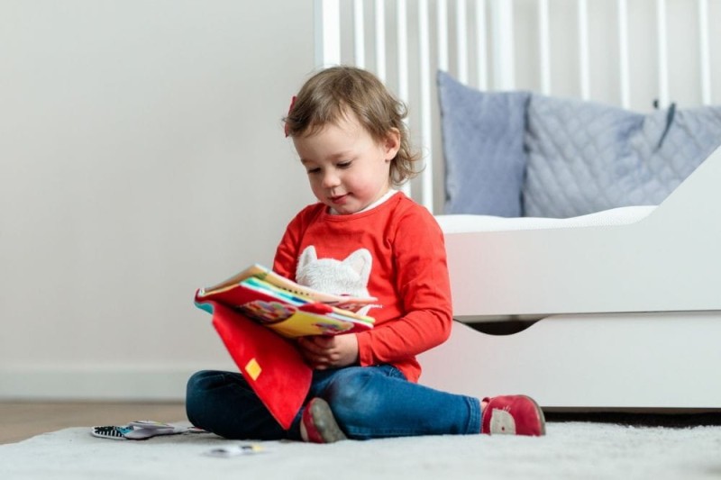 Materiałowa książeczka sensoryczna z postaciami - Mom's Care