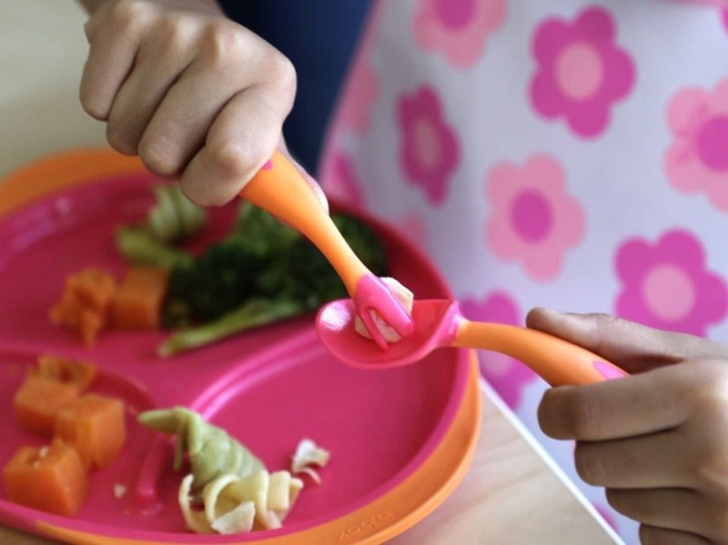 B.box - pierwsze sztućce do nauki jedzenia Toddler cutlery set róż