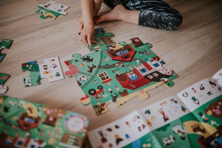 Puzzle obserwacyjne w walizce Farma 24 el. - Janod