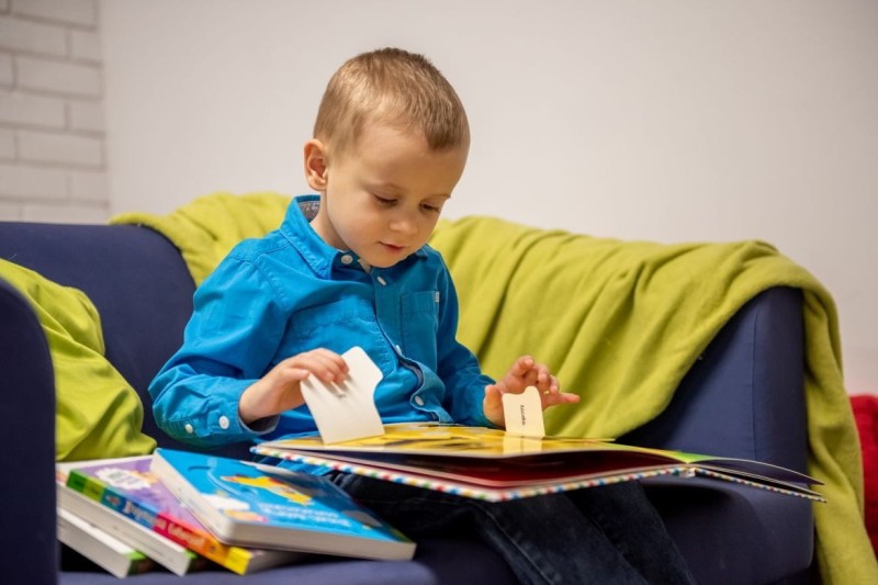 Moje pierwsze 100 słów na wsi. Odkrywaj i baw się.