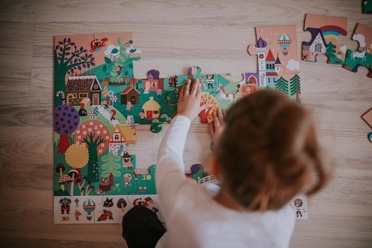 Puzzle w walizce 24 el. Baśniowa Kraina - Janod