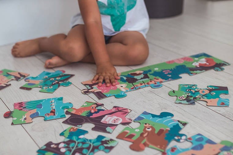 Świecące puzzle z mini lampką UV Las 24 el. - Janod