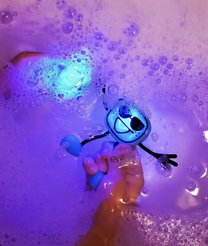 Glo Pals Ludzik LED świecący w Wodzie Niebieski + 2 Kostki Sensoryczne