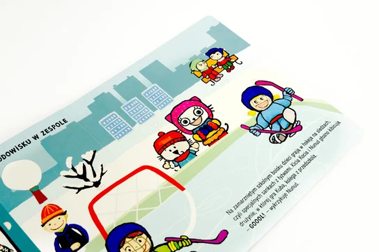 Kicia Kocia i Nunuś. Sporty zimowe. Książka z okienkami