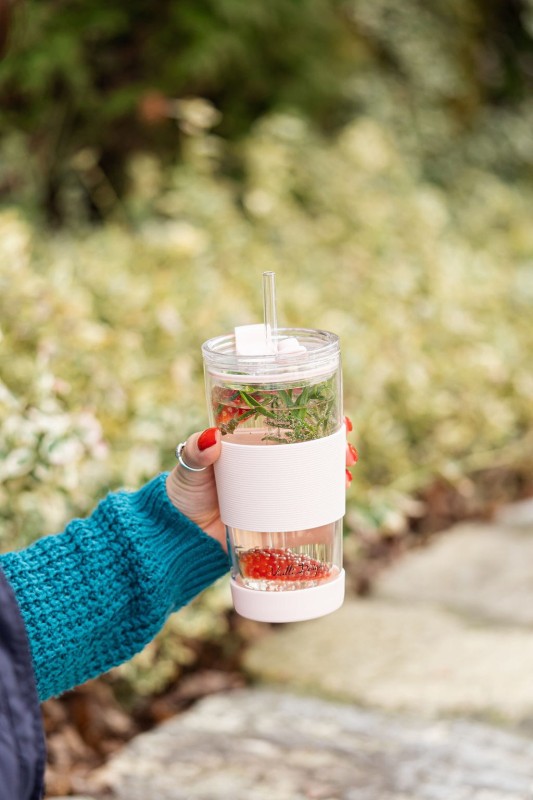 Szklany kubek termiczny ze słomką 600 ml różowy Fuori Vialla Design