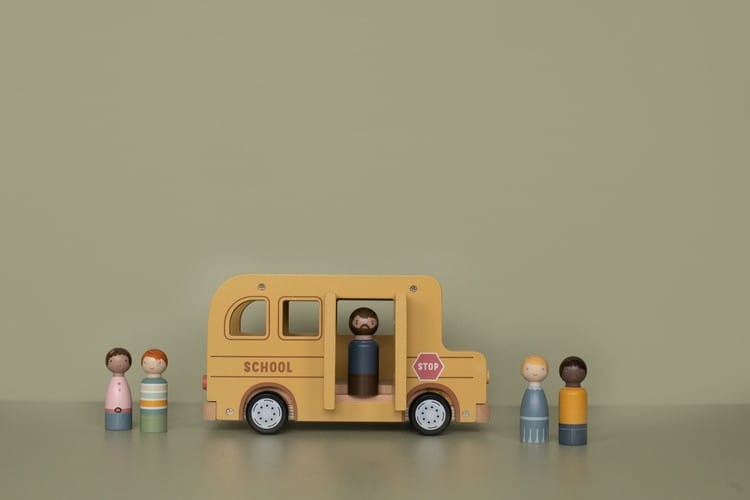 Żółty autobus szkolny z uczniami Little Dutch