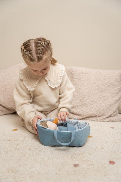 Lalka dzidziuś w nosidełku z akcesoriami Baby Jim Little Dutch