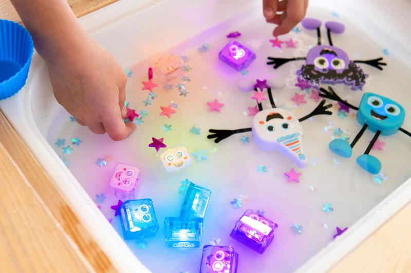 Glo Pals 4 kostki LED świecące w wodzie Abby Ulica Sezamkowa