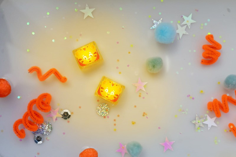 Glo Pals 4 kostki LED świecące w wodzie Daniel Tygrysek