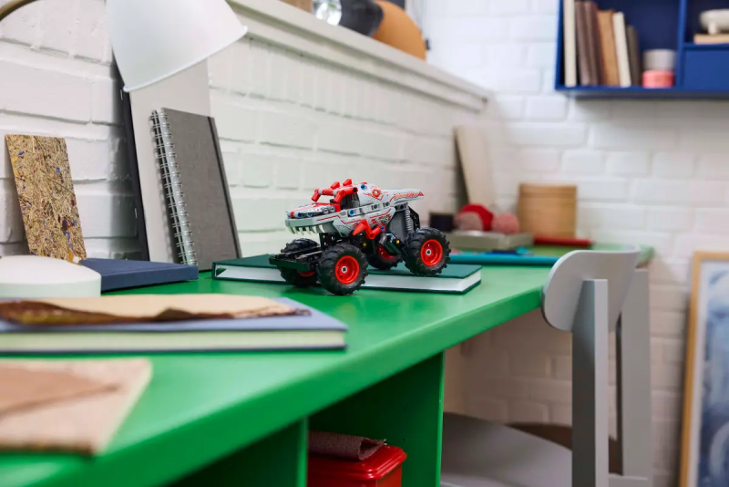 Lego 42200 Monster Jam ThunderROARus z napędem typu pull-back