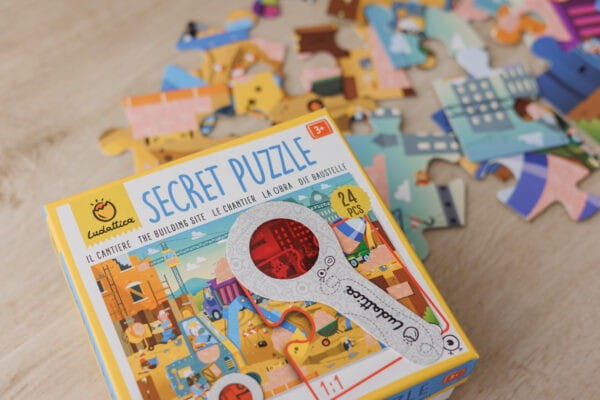 Sekretne puzzle z lupą Plac Budowy Ludattica