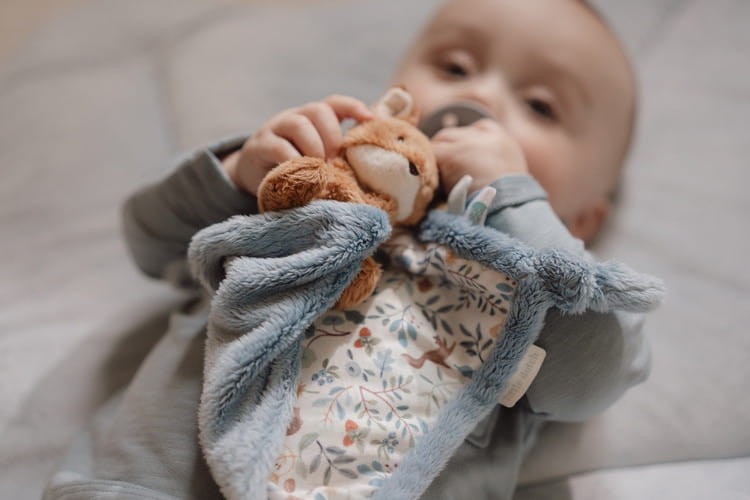 Kocyk przytulaczek z zawieszką do smoczka Lisek Little Dutch