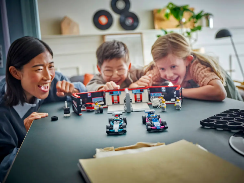 Lego F1 Garaż i bolidy Mercedes-AMG i Alpine 60444