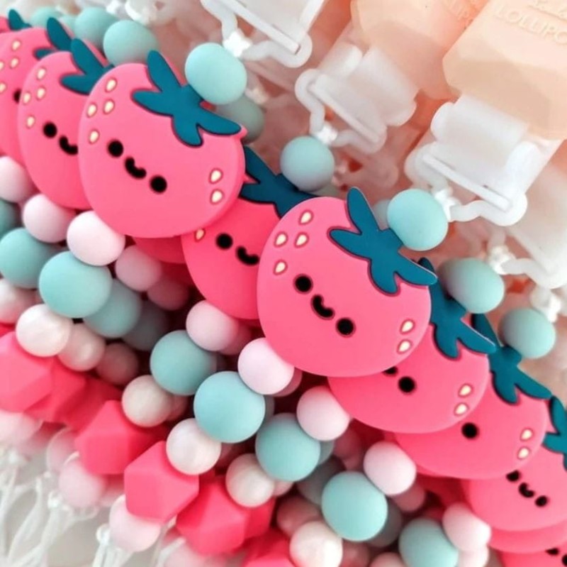 Zawieszka do smoczka Darling Truskawka - loulou LOLLIPOP