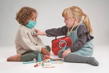 Drewniany zestaw małego lekarza z Kuferkiem - Tender Leaf Toys