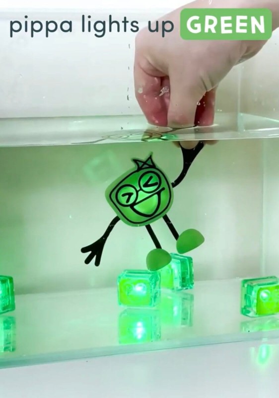 Glo Pals Ludzik LED świecący w Wodzie Zielony + 2 Kostki Sensoryczne