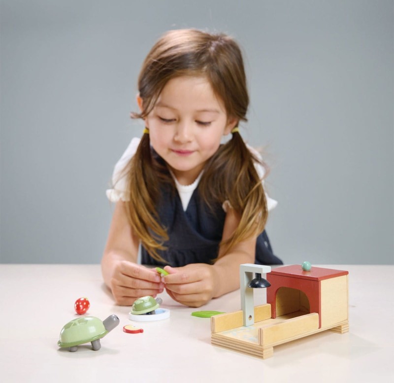 Drewniane figurki do zabawy Żółwie w Domku - Tender Leaf Toys