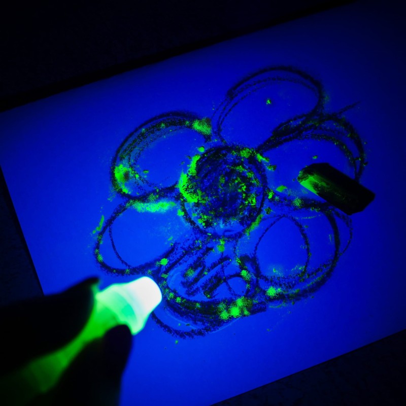 Laboratorium Ciemność  Fluorescencyjne Eksperymenty - Lisciani