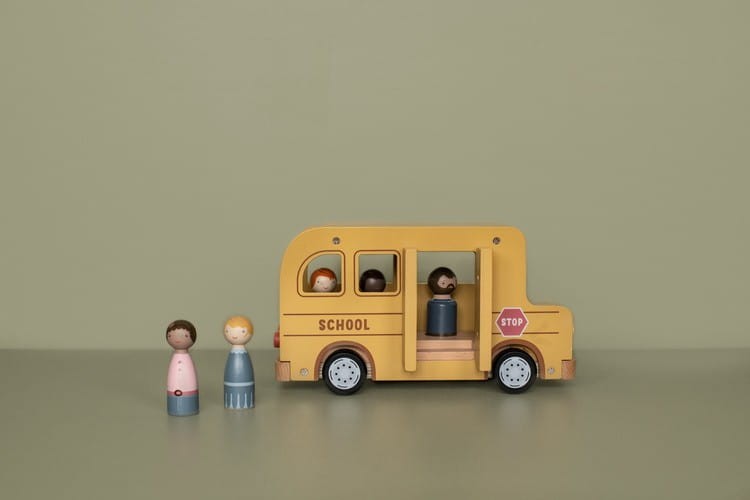 Żółty autobus szkolny z uczniami Little Dutch